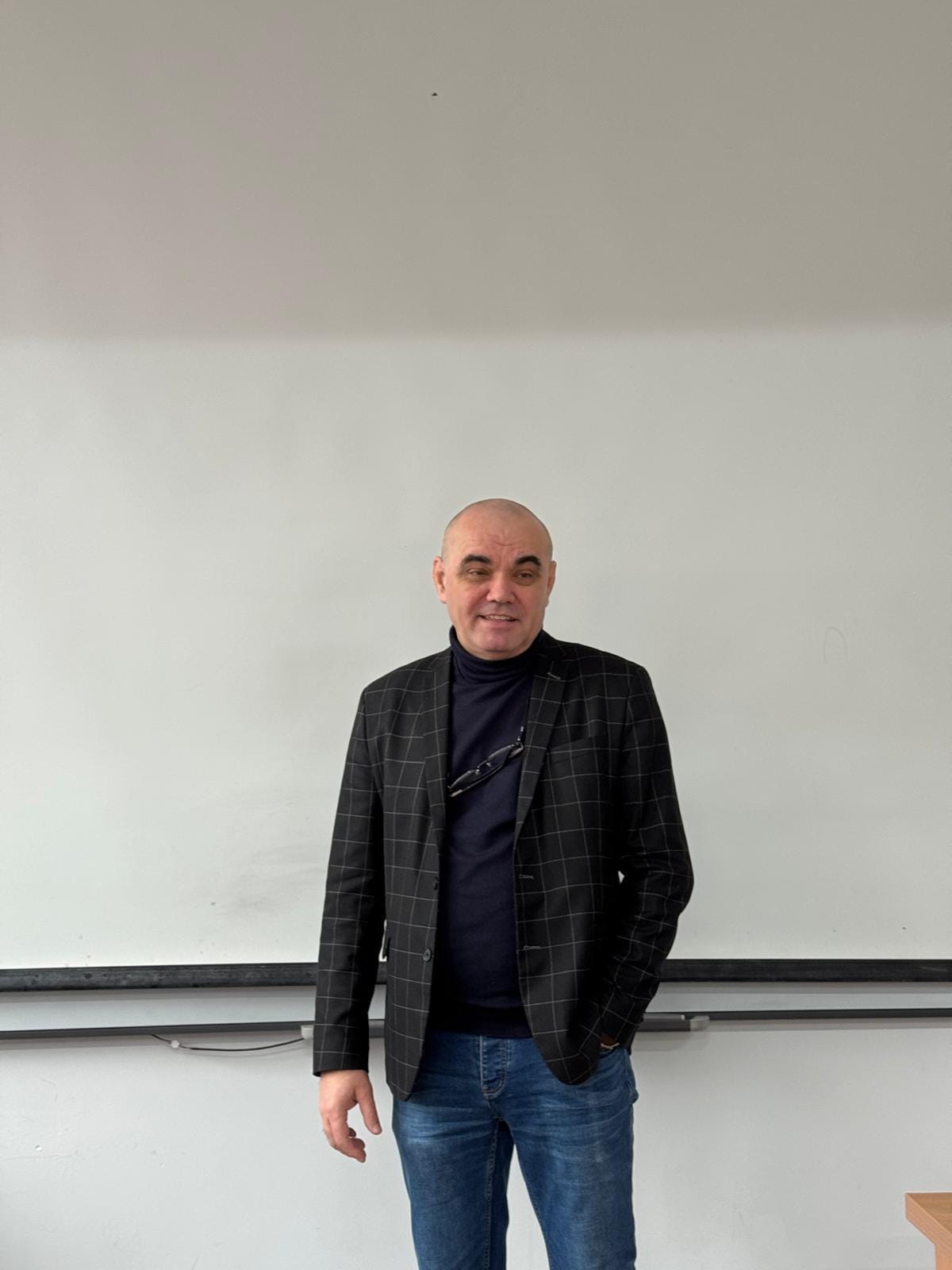 Profesorul prezentând un grafic matematic