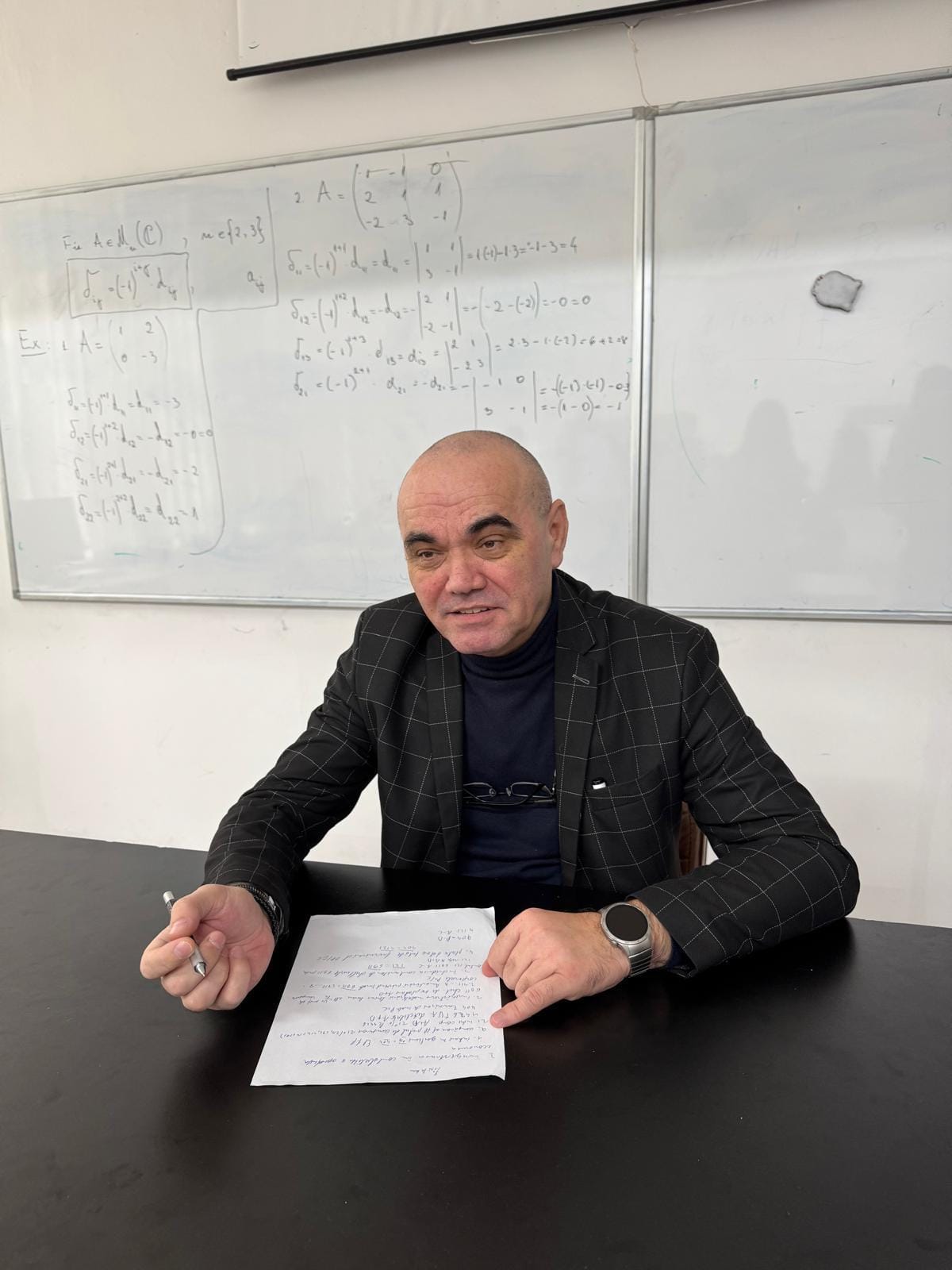 Profesorul explicând exerciții la tablă