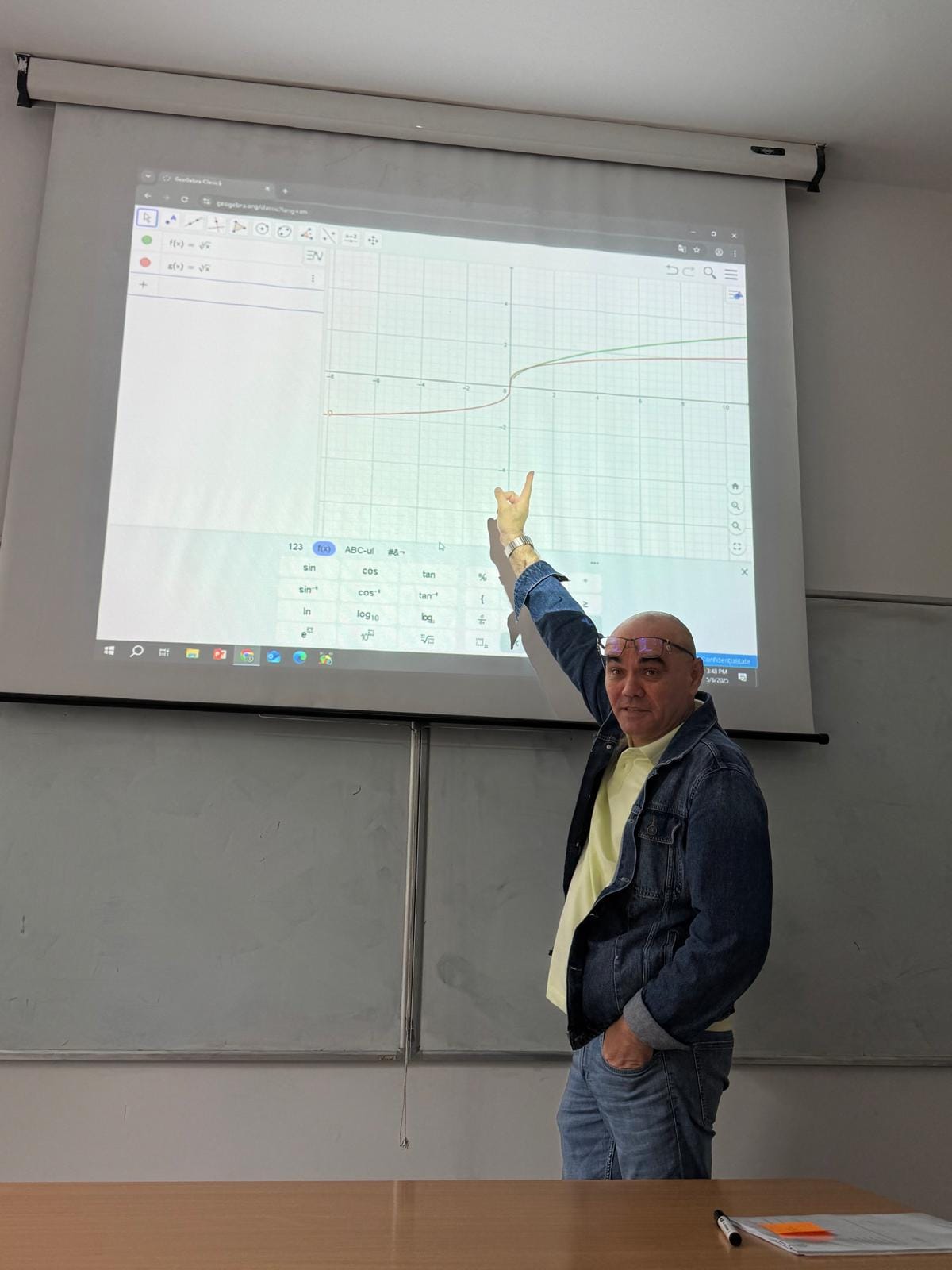 Profesorul Daniel-Liviu Crețu lucrând la exerciții