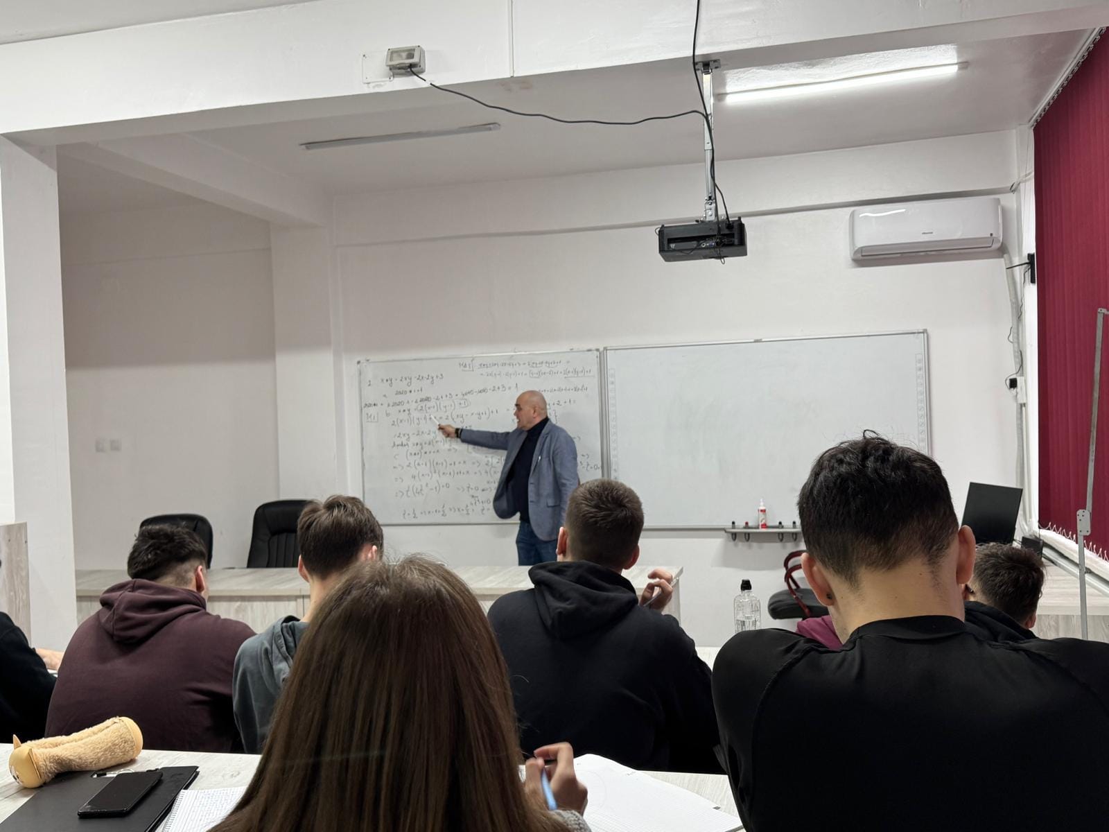 Profesorul Daniel-Liviu Crețu în sala de curs