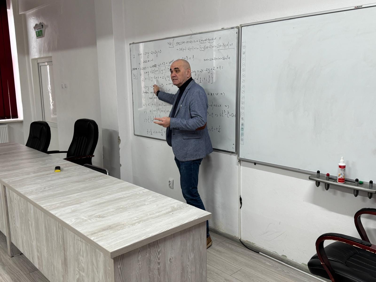 Profesorul predând matematica în fața elevilor